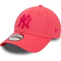 justerbar-lyserod-buet-kasket-med-lyserodt-logo-9forty-league-essential-fra-new-york-yankees-mlb-af-new-era