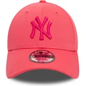 justerbar-lyserod-buet-kasket-med-lyserodt-logo-9forty-league-essential-fra-new-york-yankees-mlb-af-new-era