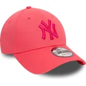 justerbar-lyserod-buet-kasket-med-lyserodt-logo-9forty-league-essential-fra-new-york-yankees-mlb-af-new-era