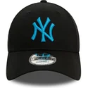 sort-justerbar-kasket-med-buet-skygge-og-blat-logo-9forty-league-essential-fra-new-york-yankees-mlb-fra-new-era