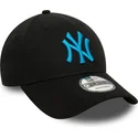sort-justerbar-kasket-med-buet-skygge-og-blat-logo-9forty-league-essential-fra-new-york-yankees-mlb-fra-new-era