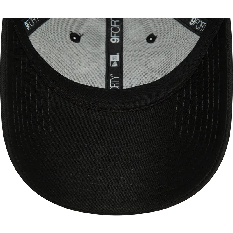 sort-justerbar-kasket-med-buet-skygge-og-blat-logo-9forty-league-essential-fra-new-york-yankees-mlb-fra-new-era