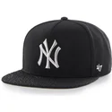 sort-snapback-kasket-med-flad-skygge-og-stort-new-york-yankees-mlb-logo-fra-47-brand