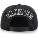 sort-snapback-kasket-med-flad-skygge-og-stort-new-york-yankees-mlb-logo-fra-47-brand