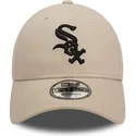 beige-justerbar-9forty-league-essential-kasket-med-buet-skygge-fra-chicago-white-sox-mlb-af-new-era