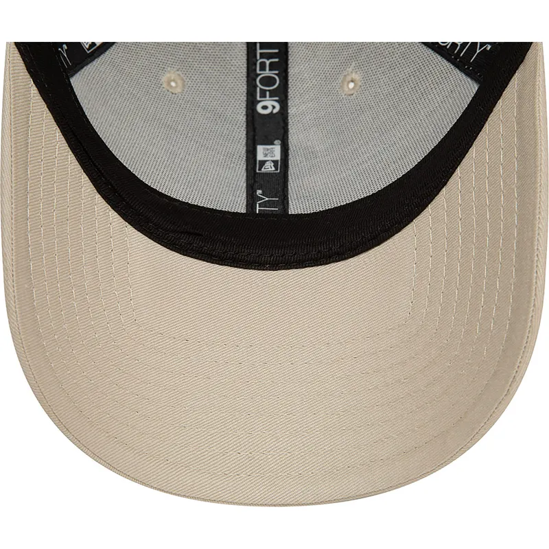 beige-justerbar-9forty-league-essential-kasket-med-buet-skygge-fra-chicago-white-sox-mlb-af-new-era