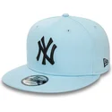 new-era-new-york-yankees-mlb-9fifty-league-essential-lysebla-snapback-flat-skygge-kasket-med-sort-logo