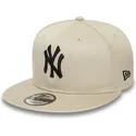 beige-snapback-kasket-med-flad-skygge-og-sort-logo-9fifty-league-essential-fra-new-york-yankees-mlb-af-new-era