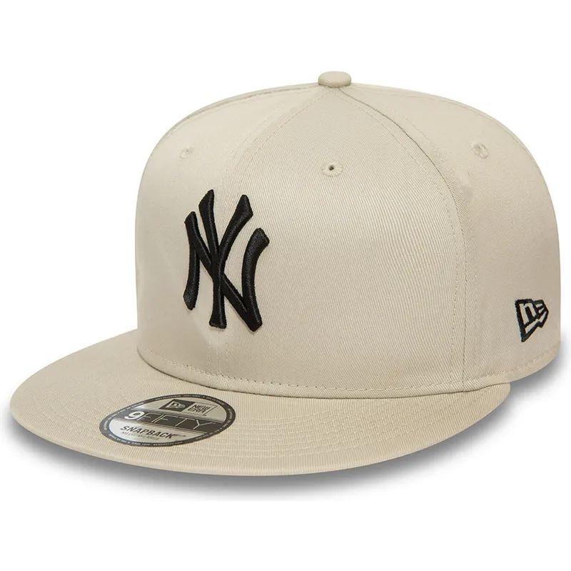 beige-snapback-kasket-med-flad-skygge-og-sort-logo-9fifty-league-essential-fra-new-york-yankees-mlb-af-new-era