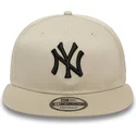 beige-snapback-kasket-med-flad-skygge-og-sort-logo-9fifty-league-essential-fra-new-york-yankees-mlb-af-new-era