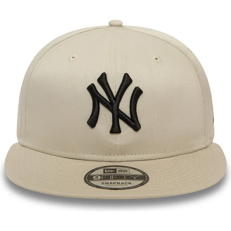 beige-snapback-kasket-med-flad-skygge-og-sort-logo-9fifty-league-essential-fra-new-york-yankees-mlb-af-new-era