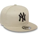 beige-snapback-kasket-med-flad-skygge-og-sort-logo-9fifty-league-essential-fra-new-york-yankees-mlb-af-new-era