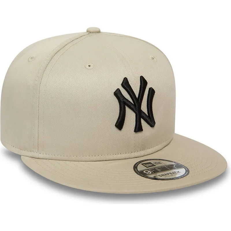 beige-snapback-kasket-med-flad-skygge-og-sort-logo-9fifty-league-essential-fra-new-york-yankees-mlb-af-new-era