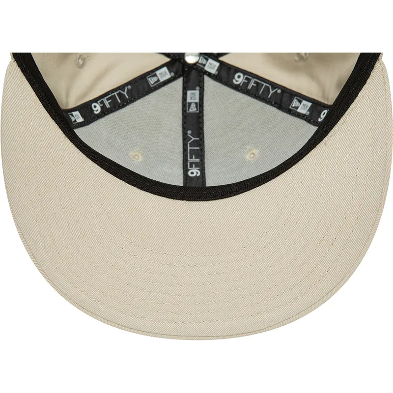 beige-snapback-kasket-med-flad-skygge-og-sort-logo-9fifty-league-essential-fra-new-york-yankees-mlb-af-new-era
