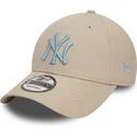 beige-justerbar-buet-kasket-med-lyseblat-logo-9forty-league-essential-fra-new-york-yankees-mlb-fra-new-era