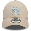 beige-justerbar-buet-kasket-med-lyseblat-logo-9forty-league-essential-fra-new-york-yankees-mlb-fra-new-era