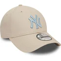 beige-justerbar-buet-kasket-med-lyseblat-logo-9forty-league-essential-fra-new-york-yankees-mlb-fra-new-era