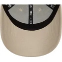 beige-justerbar-buet-kasket-med-lyseblat-logo-9forty-league-essential-fra-new-york-yankees-mlb-fra-new-era