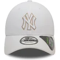 hvid-justerbar-buet-kasket-9forty-repreve-outline-fra-new-york-yankees-mlb-fra-new-era