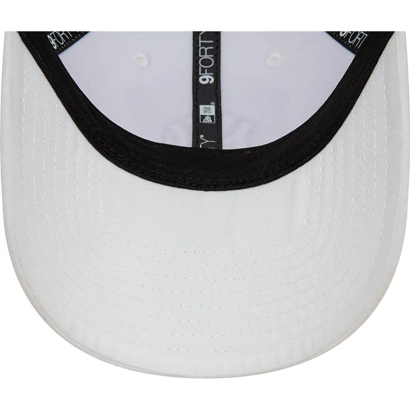 hvid-justerbar-buet-kasket-9forty-repreve-outline-fra-new-york-yankees-mlb-fra-new-era