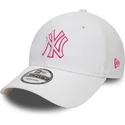 hvid-justerbar-buet-kasket-med-lyserodt-logo-9forty-team-outline-fra-new-york-yankees-mlb-af-new-era