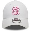 hvid-justerbar-buet-kasket-med-lyserodt-logo-9forty-team-outline-fra-new-york-yankees-mlb-af-new-era