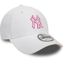 hvid-justerbar-buet-kasket-med-lyserodt-logo-9forty-team-outline-fra-new-york-yankees-mlb-af-new-era