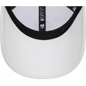 hvid-justerbar-buet-kasket-med-lyserodt-logo-9forty-team-outline-fra-new-york-yankees-mlb-af-new-era