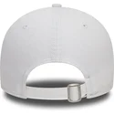 hvid-justerbar-buet-kasket-med-lyserodt-logo-9forty-team-outline-fra-new-york-yankees-mlb-af-new-era