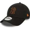 sort-justerbar-kasket-med-buet-skygge-og-orange-logo-9forty-team-outline-af-new-york-yankees-mlb-fra-new-era