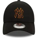 sort-justerbar-kasket-med-buet-skygge-og-orange-logo-9forty-team-outline-af-new-york-yankees-mlb-fra-new-era
