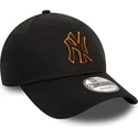 sort-justerbar-kasket-med-buet-skygge-og-orange-logo-9forty-team-outline-af-new-york-yankees-mlb-fra-new-era