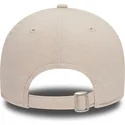 beige-buet-justerbar-9forty-repreve-basketball-pizza-kasket-fra-new-era