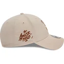 beige-buet-justerbar-9forty-repreve-basketball-pizza-kasket-fra-new-era