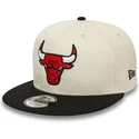 flad-beige-og-sort-snapback-kasket-9fifty-logo-fra-chicago-bulls-nba-fra-new-era