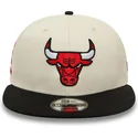 flad-beige-og-sort-snapback-kasket-9fifty-logo-fra-chicago-bulls-nba-fra-new-era