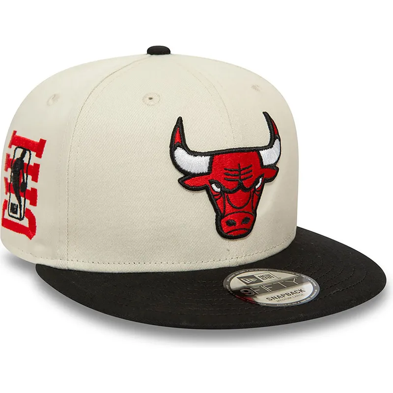 flad-beige-og-sort-snapback-kasket-9fifty-logo-fra-chicago-bulls-nba-fra-new-era