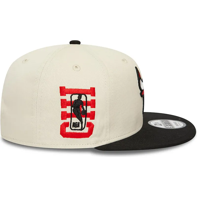 flad-beige-og-sort-snapback-kasket-9fifty-logo-fra-chicago-bulls-nba-fra-new-era
