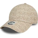 buet-beige-justerbar-kasket-til-kvinder-9forty-monogram-fra-new-york-yankees-mlb-fra-new-era