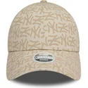 buet-beige-justerbar-kasket-til-kvinder-9forty-monogram-fra-new-york-yankees-mlb-fra-new-era