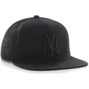 sort-snapback-kasket-med-flad-skygge-og-sort-new-york-yankees-mlb-logo-fra-47-brand