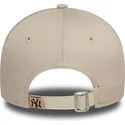 new-era-new-york-yankees-mlb-9forty-floral-beige-justerbar-kvindekasket-med-buet-skygge