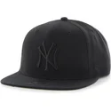 sort-snapback-kasket-med-flad-skygge-og-sort-new-york-yankees-mlb-logo-fra-47-brand