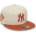 beige-og-brun-snapback-fladskygget-kasket-9fifty-patch-af-new-york-yankees-mlb-fra-new-era