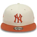 beige-og-brun-snapback-fladskygget-kasket-9fifty-patch-af-new-york-yankees-mlb-fra-new-era