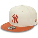 beige-og-brun-snapback-fladskygget-kasket-9fifty-patch-af-new-york-yankees-mlb-fra-new-era