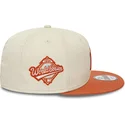 beige-og-brun-snapback-flad-kasket-9fifty-patch-fra-new-york-yankees-mlb-fra-new-era