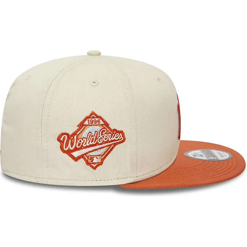 beige-og-brun-snapback-flad-kasket-9fifty-patch-fra-new-york-yankees-mlb-fra-new-era