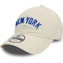 beige-justerbar-9twenty-wordmark-kasket-med-buet-skygge-fra-new-york-yankees-mlb-fra-new-era