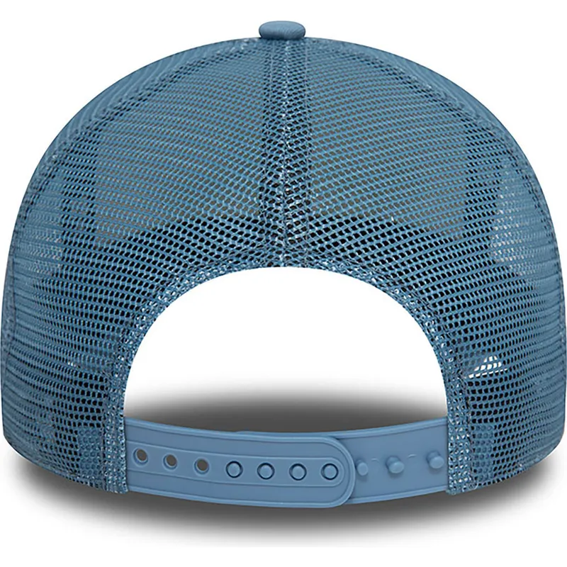 hvid-og-bla-trucker-kasket-a-frame-character-fra-rick-og-morty-fra-new-era